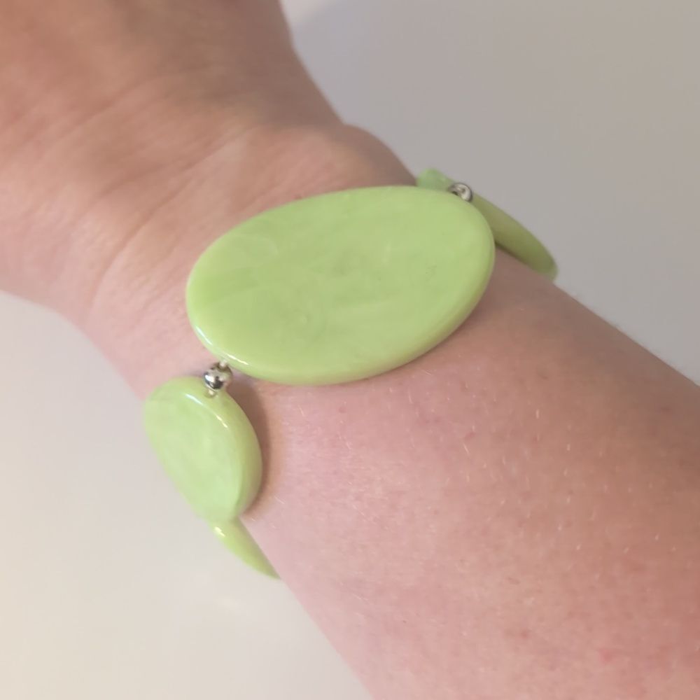 662 Chunky Green and‎ Silver Beaded Stretch Bracelet